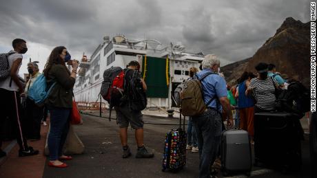 Touristen verlassen La Palma am 25. September nach dem Vulkanausbruch, der eine Woche zuvor in der Gegend von Cumbre Vieja begann.
