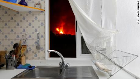 Lava wird am 28. September 2021 durch das Fenster einer El Paso-Küche gesehen.