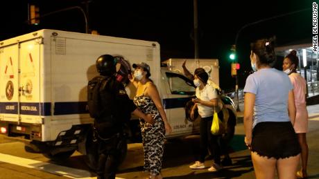 Verwandte von Insassen warten auf Neuigkeiten, als ein Lastwagen der Gerichtsmediziner nach einem Aufstand in Guayaquil, Ecuador, am Dienstag, den 28.