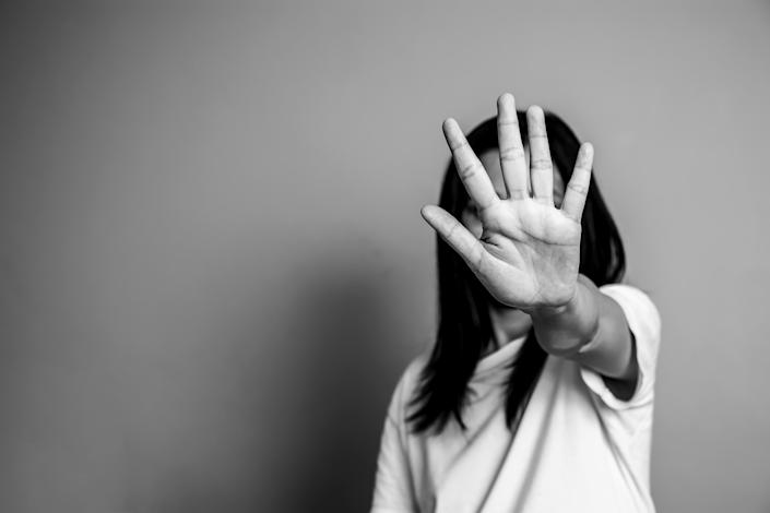Frau mit erhobener Hand vor sich.  (FOTO: Getty Images)