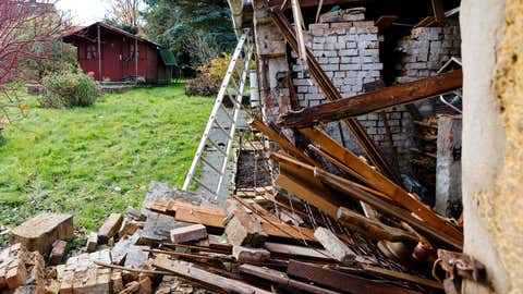 Ein Hausgeräteschuppen im Landkreis Klausdorf wurde durch Sturm Ignatz, den ersten starken Herbststurm des Landes des Jahres, zerstört.  (Frank Molter / Fotoallianz über Getty Images)