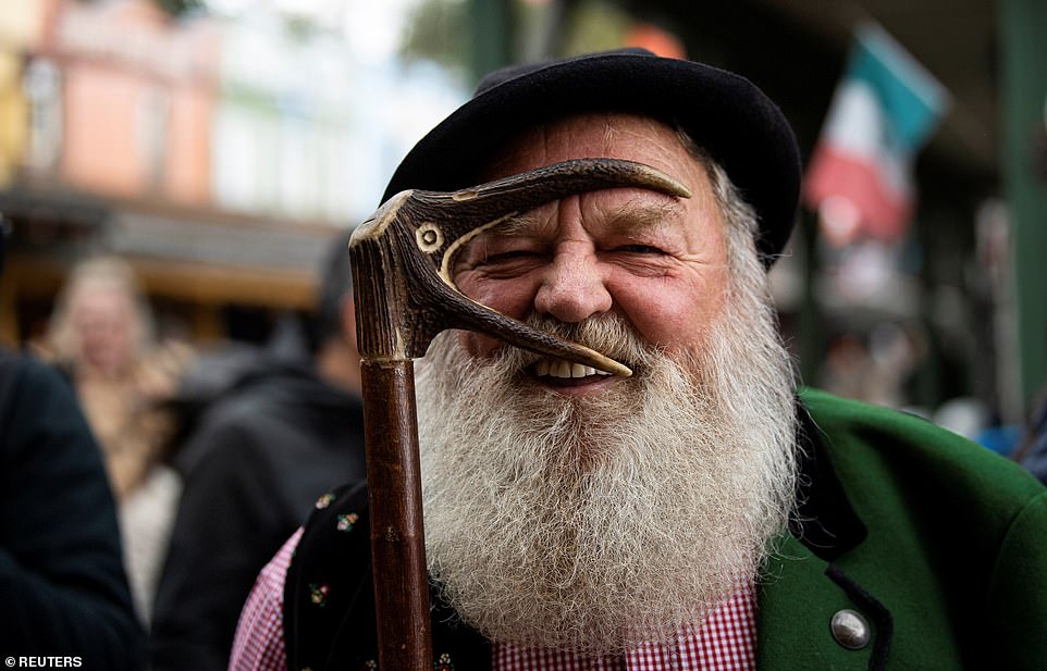 Fritz Sendlhofer (Foto) aus Österreich lacht beim Posieren für ein Foto.  Etwa 100 Männer kamen zu der vom Ostbayerischen Bart- und Schnurrbartclub organisierten Veranstaltung