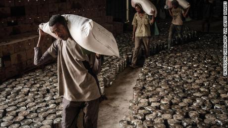 Arbeiter tragen Weizensäcke für eine Lebensmittelverteilung, die am 22.