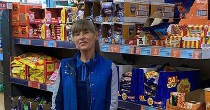 Aldi-Mitarbeiter feiert 25. Geburtstag im deutschen Supermarkt in Ayrshire