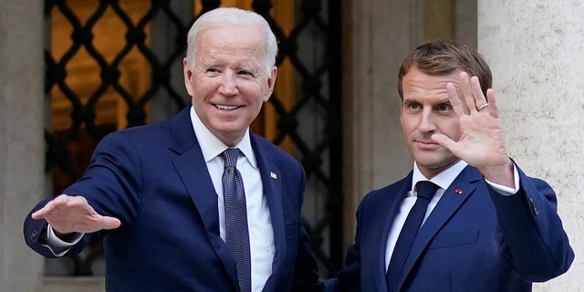 US-Präsident Joe Biden (links) und der französische Präsident Emmanuel Macron begrüßen sich am Freitag, 29. Oktober 2021, vor einem Treffen in der La Villa Bonaparte in Rom.
