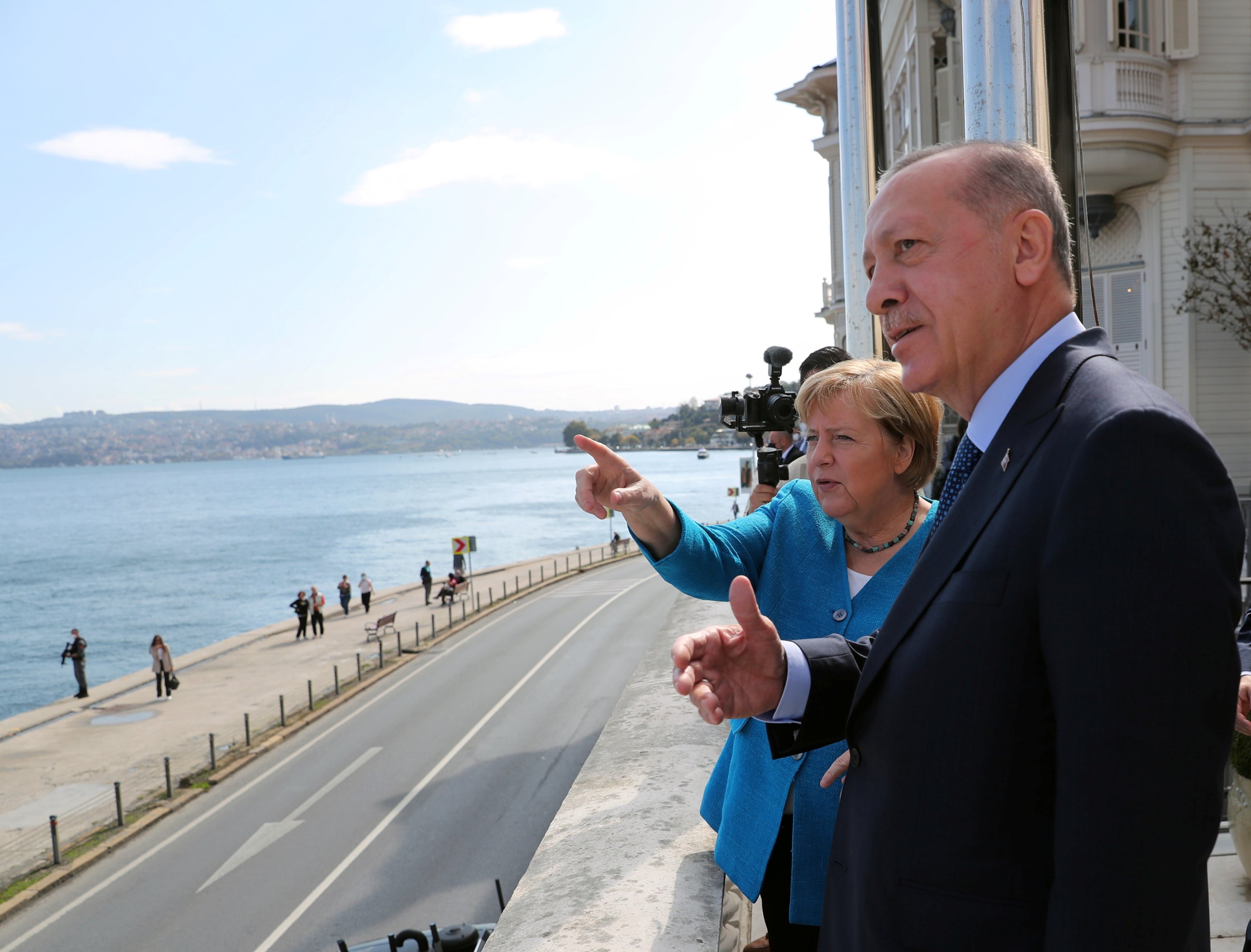 Präsident Tayyip Erdoğan und Bundeskanzlerin Angela Merkel unterhalten sich vor ihrem Treffen in Istanbul, Türkei, am 16. Oktober 2021 auf dem Balkon der Residenz des Präsidenten Huber (Murat Çetinmühürdar / Press Office des Präsidenten / Dokument via Reuters)