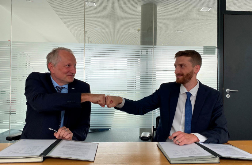     Dr. Timo Stuffler, OHB (links), und Helios-CEO Jonathan Geifman unterzeichnen eine Absichtserklärung (Bild: OHB)