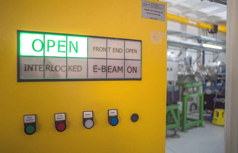 Ein Licht mit dem Wort "offen" läuft in der auf Teilchenbeschleunigern basierenden SESAME-Anlage in Jordanien.