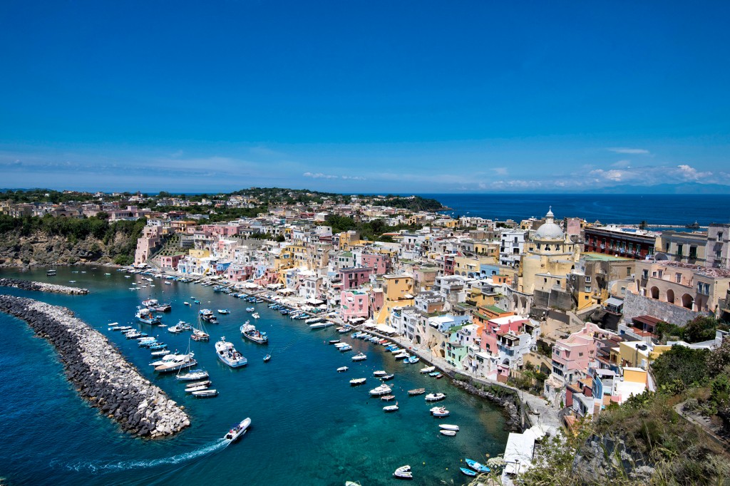 Die Landschaft von Corricella, einem Fischerviertel auf der Insel Procida, der kleinsten Insel im Golf von Neapel. 