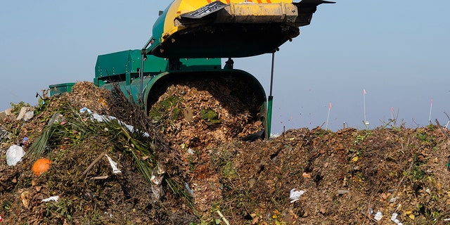 Ein LKW entlädt am Dienstag, den 30. November 2021, organische Abfälle zur Kompostierung in der anaeroben Kompostieranlage in Woodland, Kalifornien. 