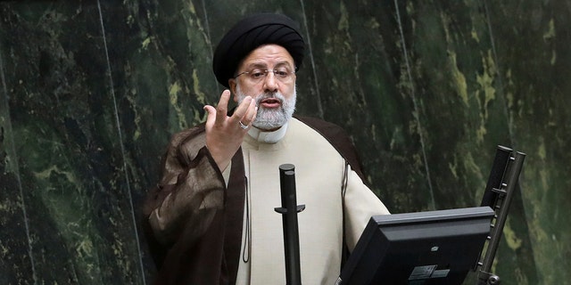 Der iranische Präsident Ebrahim Raisi spricht bei einer Vertrauensabstimmung für den Bildungsminister in Teheran vor dem Parlament.
