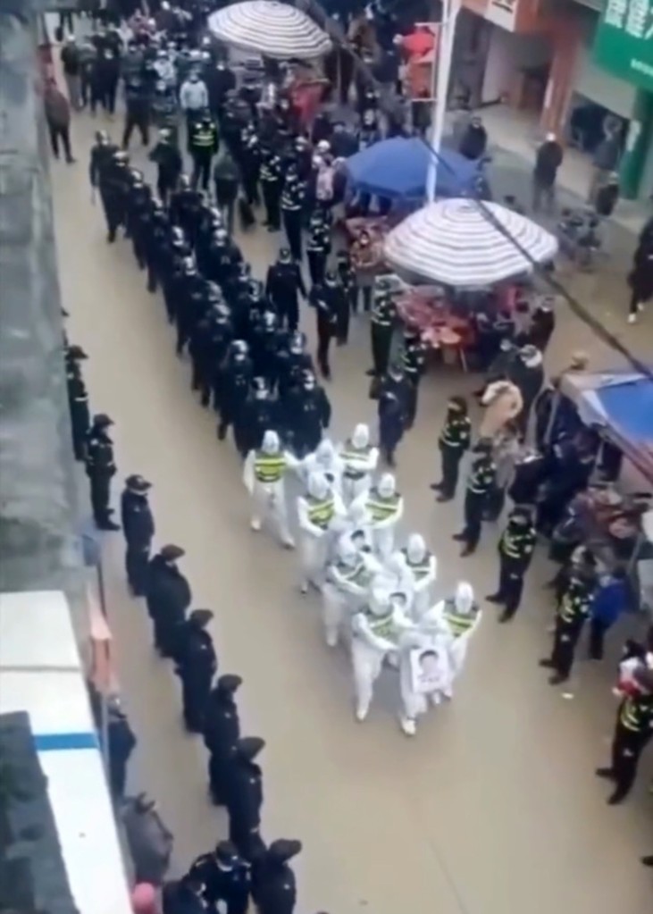 Die Bereitschaftspolizei führte die vier Verdächtigen in Jingxi vor die Menge.