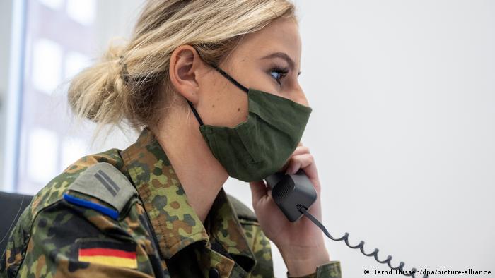 Deutscher Soldat nennt jemanden, der möglicherweise mit COVID infiziert ist