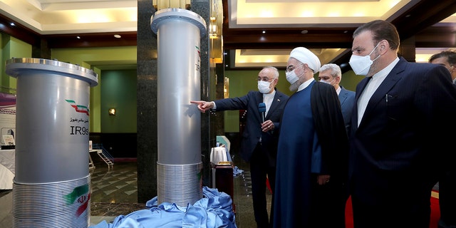 Präsident Hassan Rouhani, zweiter von rechts, hört im April in Teheran, Iran, dem Chef der iranischen Atomenergieorganisation Ali Akbar Salehi während eines Besuchs einer Ausstellung über die neuen nuklearen Errungenschaften des Iran zu.