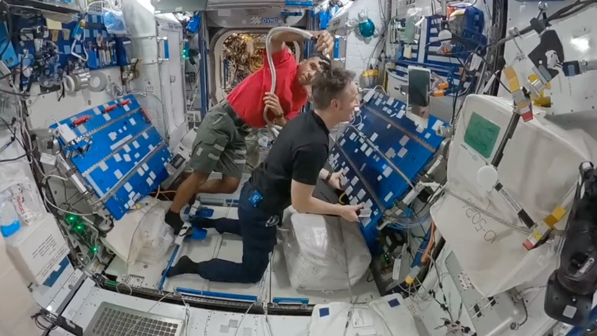 Astronaut Raja Chari schneidet Astronaut Matthias Maurer an Bord der Internationalen Raumstation mit einem Summer die Haare.