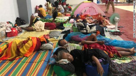 Die Bewohner schlafen am 16. Dezember in einem Sportkomplex, der in ein Evakuierungszentrum in Dapa Town, Surigao, Philippinen, umgewandelt wurde.