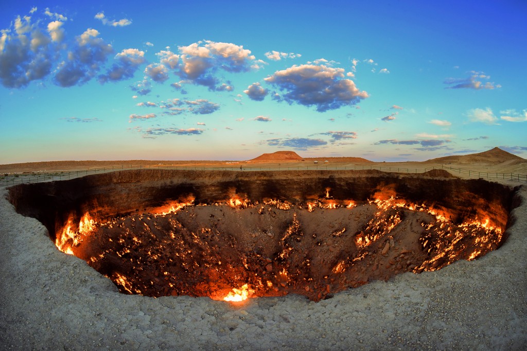 Das benannte Kraterfeuer "Höllentore" wird am Samstag, 11. Juli 2020, in der Nähe von Darvaza, Turkmenistan, gesehen.