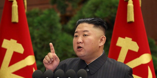 Auf diesem von der nordkoreanischen Regierung bereitgestellten Foto vom 29. Juni spricht der nordkoreanische Führer Kim Jong Un während einer Politbürositzung der regierenden Arbeiterpartei in Pjöngjang, Nordkorea.