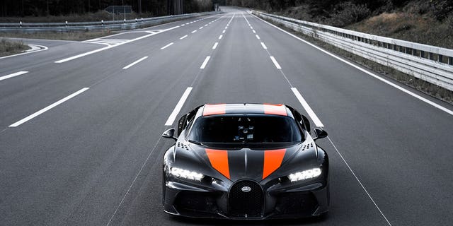 Der Bugatti Veyron ist in der Lage, Geschwindigkeiten von über 300 Meilen pro Stunde zu erreichen. 