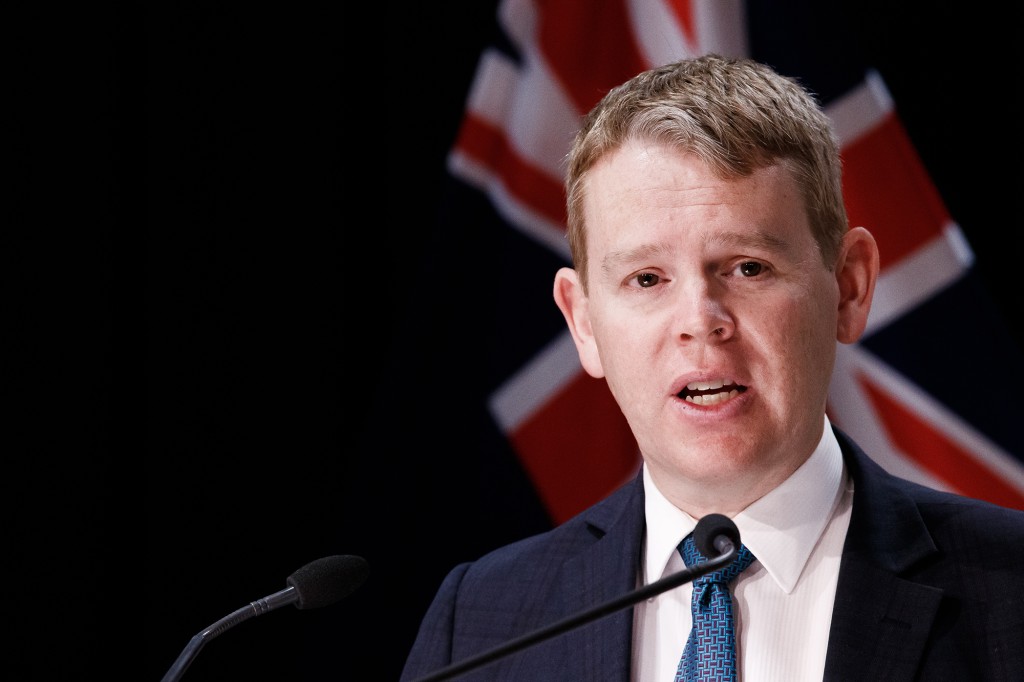Der neuseeländische COVID-19-Reaktionsminister Chris Hipkins führt die strenge Politik des Landes an.