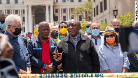 Der südafrikanische Präsident Cyril Ramaphosa informiert Journalisten in Kapstadt, nachdem er am Sonntag den Brandort besucht hat.