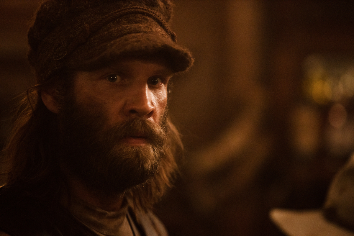 Marc Rissman als Josef aus der ursprünglichen Paramount+-Serie 1883. Josef hat einen Bart und trägt einen Hut.