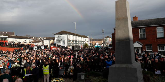 Menschen nehmen an einem Marsch zum Gedenken an den 50. Jahrestag der Schießereien am Bloody Sunday in Londonderry teil, Sonntag, 1.  30, 2022. Im Jahr 1972 erschossen britische Soldaten 28 unbewaffnete Zivilisten bei einem Bürgerrechtsmarsch und töteten 13 an dem, was als Bloody Sunday oder Bogside Massacre bekannt ist.  Am Sonntag jährt sich die Schießerei im Stadtteil Bogside von Londonderry zum 50. Mal.
