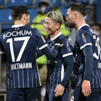 Bochums Takuma Asano (Mitte) jubelt nach seinem Treffer am Samstag in Bochum gegen Köln.  |  KYODO
