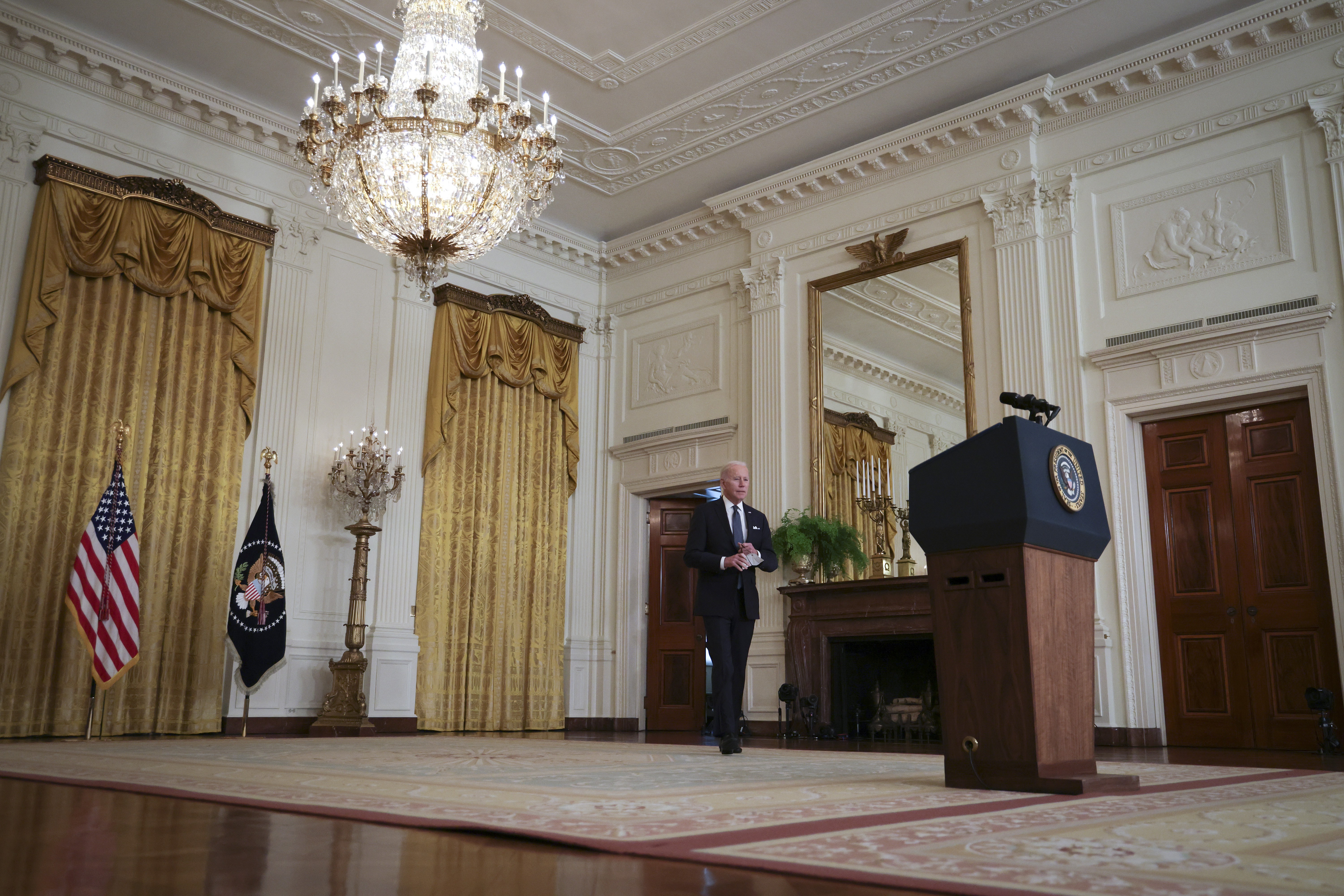 Präsident Joe Biden trifft am 15. Februar ein, um im East Room des Weißen Hauses eine Rede über die Situation mit Russland und der Ukraine zu halten. 