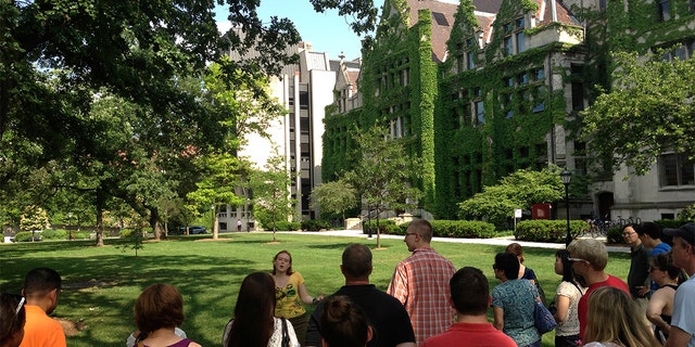 Studieninteressierte besuchen am 24. Juni 2013 den Campus der University of Chicago in Chicago.