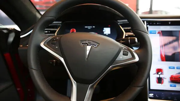 Aktenfoto des Innenraums eines Tesla-Fahrzeugs.  (AFP)