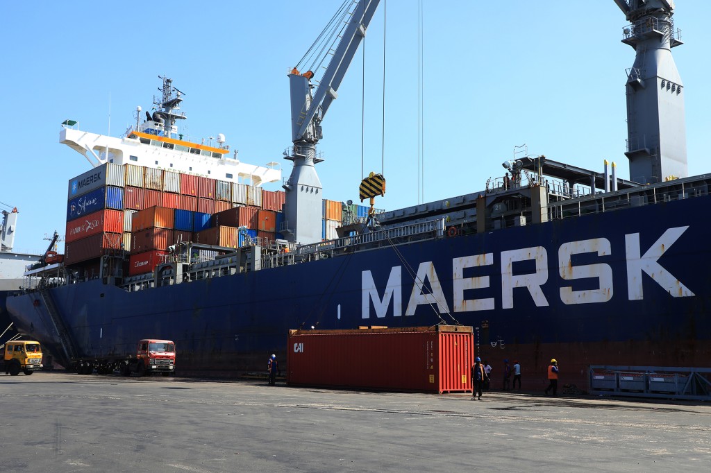 Ein Blick auf ein Maersk-Schiff mit Containern 
