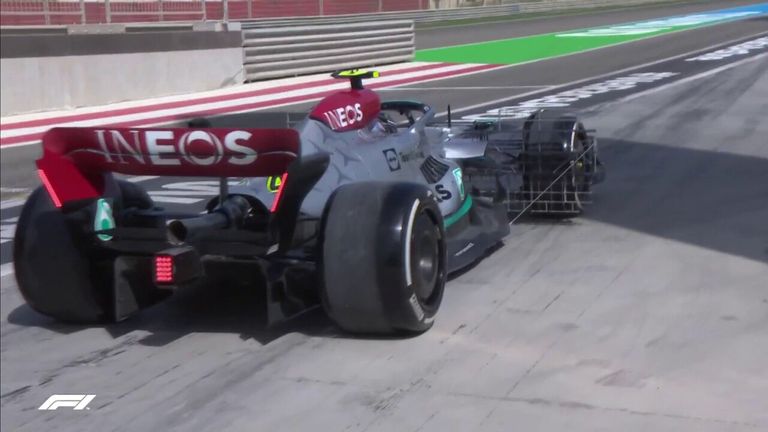 Lewis Hamilton fährt während der Tests vor der Saison in Bahrain in seinem radikal neu gestalteten Mercedes auf die Strecke