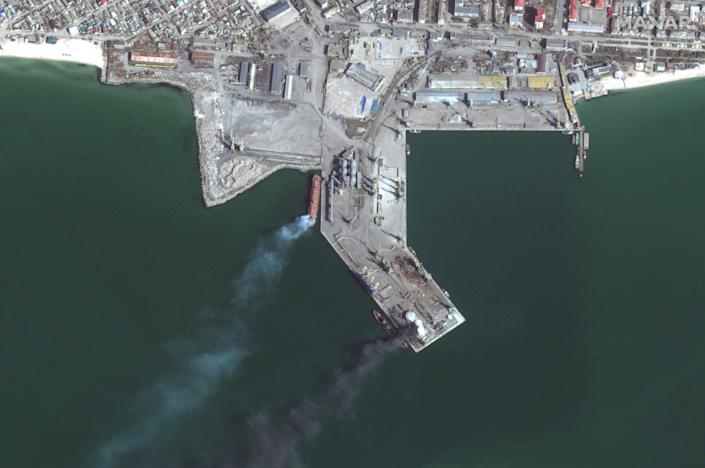 Satellitenbilder zeigen ein brennendes russisches Amphibienkriegsschiff im Hafen von Berdyansk (unten), nachdem es während Spiel 24 von ukrainischen Streitkräften getroffen wurde.