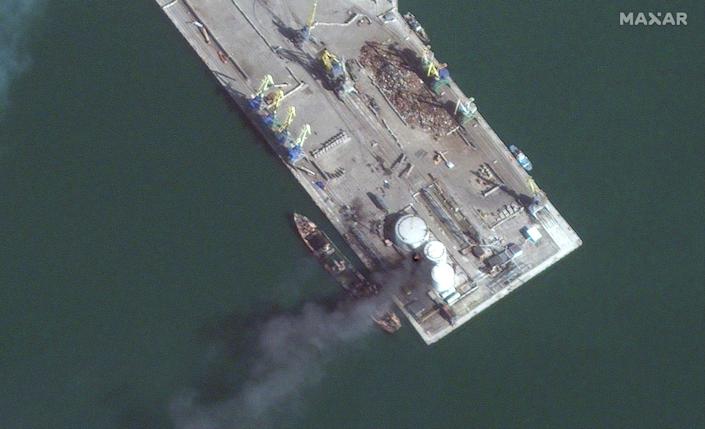 Satellitenbilder zeigen ein brennendes russisches Amphibienkriegsschiff im Hafen von Berdyansk, nachdem es während Spiel 24 von ukrainischen Streitkräften getroffen wurde.