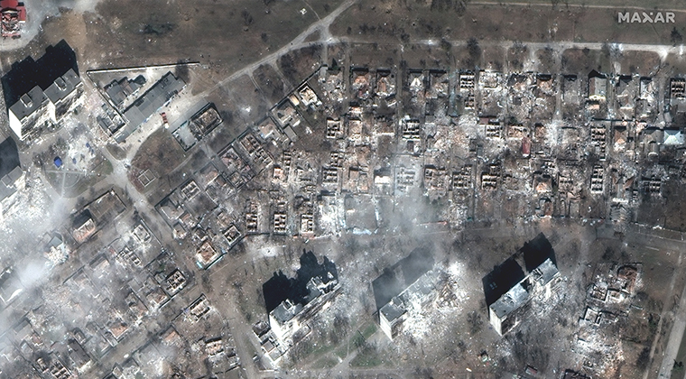 Im östlichen Mariupol wird jedes Haus zerstört, das zwei separate Apartmentkomplexe umgibt. 