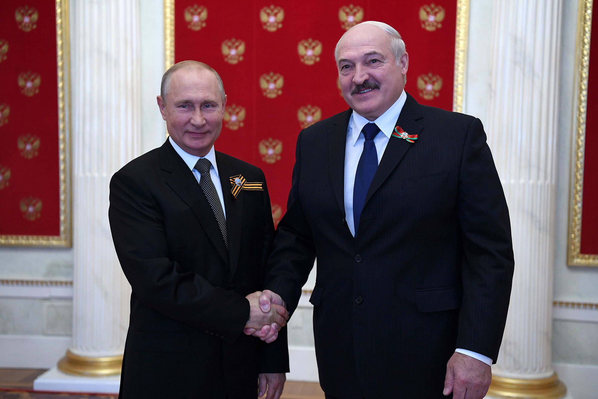 Der russische Präsident Wladimir Putin (L) und der belarussische Präsident Alexander Lukaschenko geben sich die Hand, während sie während einer Zeremonie im Kreml, Moskau, Russland, am 24. Juni 2020 für ein Foto posieren.