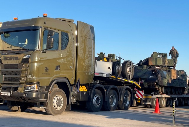 Die Bundeswehr testet neue schwere Geräteträger und hilft bei der Lieferung von Heeres-2-Präpositionsbeständen