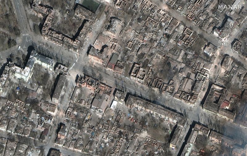 Ein Satellitenfoto zeigt ganze zerstörte Stadtblöcke im Zentrum von Mariupol.