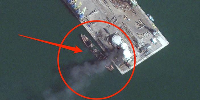 Hafen von Berdyansk Russisches Schiff sinkt