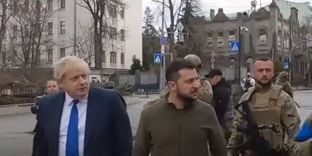Links gehen der britische Premierminister und der ukrainische Präsident Wolodymyr Selenskyj durch die Straßen von Kiew. 