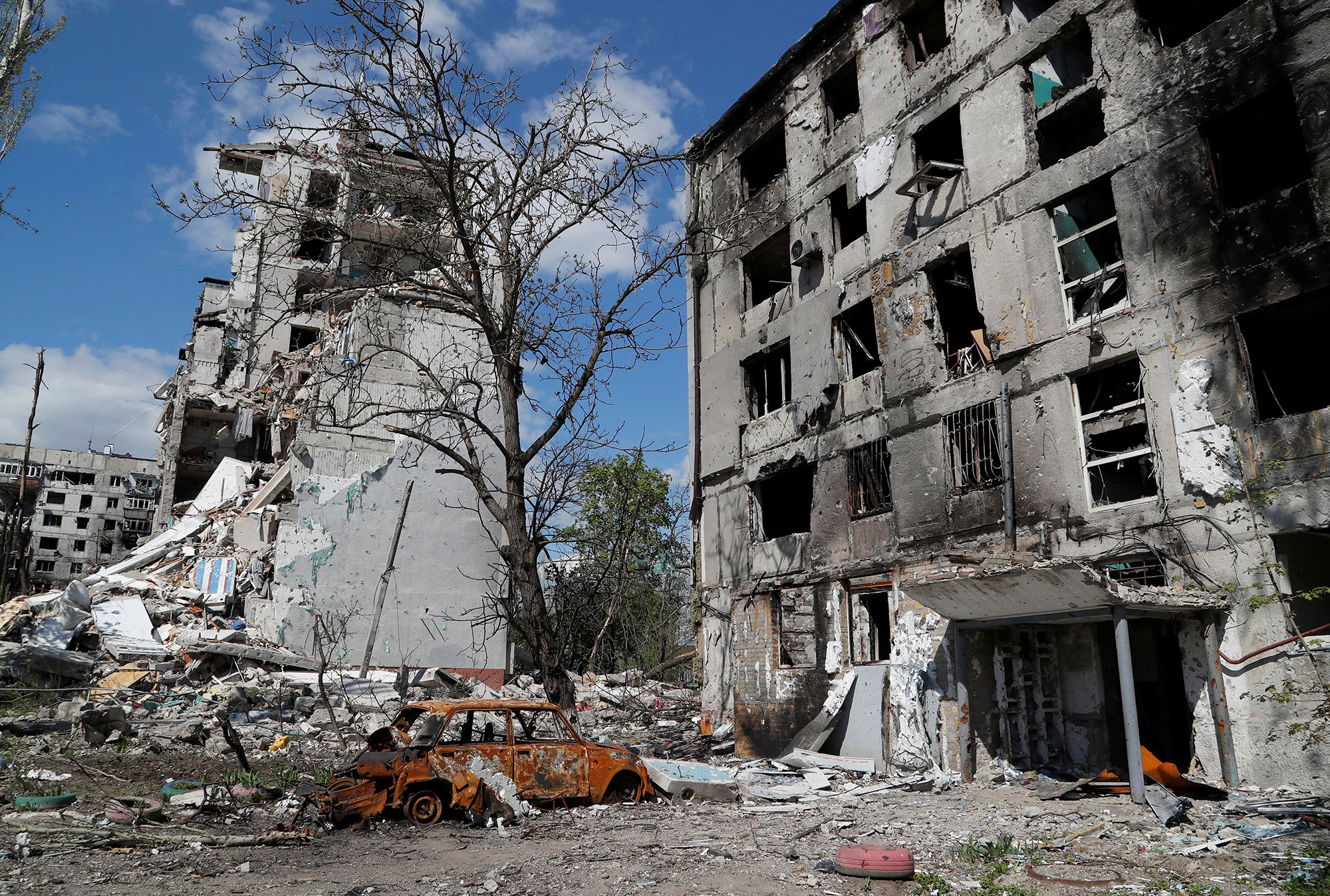 Wohnhäuser, die beim russischen Angriff auf Mariupol in der Ukraine am 28. April schwer beschädigt wurden.
