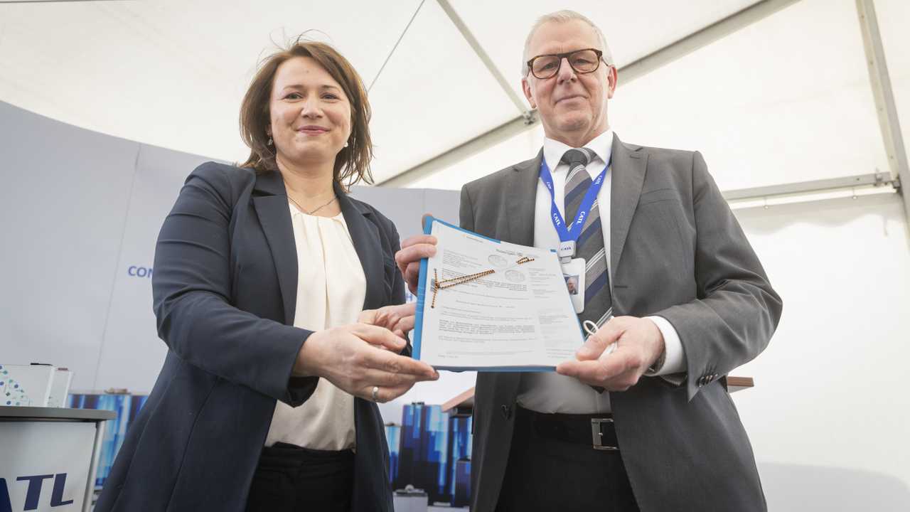 Anja Siegesmund, Thüringer Ministerin für Umwelt, Energie und Naturschutz, und Matthias Zentgraf, Präsident von CATL Europe
