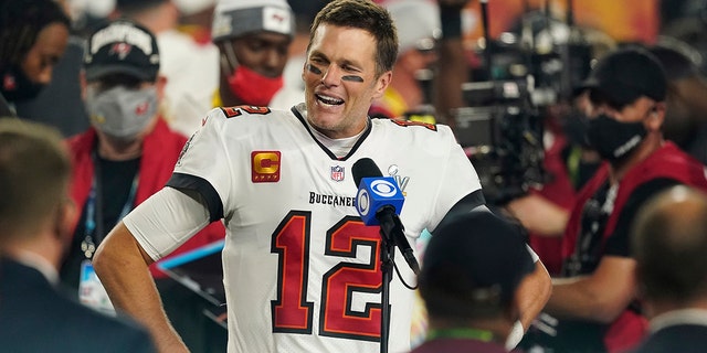 Buccaneers-Quarterback Tom Brady wird nach dem Super Bowl LV gegen die Kansas City Chiefs am 7. Februar 2021 in Tampa, Florida, interviewt.