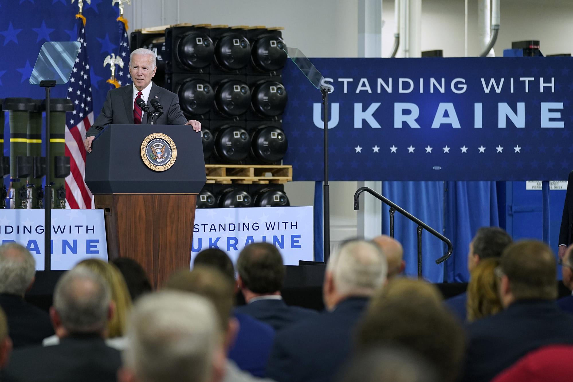 Präsident Joe Biden spricht über Sicherheitshilfe für die Ukraine während eines Besuchs in der Betriebsanlage von Lockheed Martin Pike County, wo sie Javelin-Panzerabwehrraketen am 3. Mai in Troy, Pennsylvania, Alabama, herstellen.