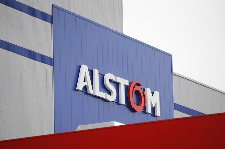 Das Logo von Alstom ist auf einem Gebäude während eines Eröffnungsbesuchs der Offshore-Windkraftwerke von Alstom in Montoir-de-Bretagne, in der Nähe von Saint-Nazaire, Frankreich, am 2. Dezember 2014 abgebildet. – Reuters pic