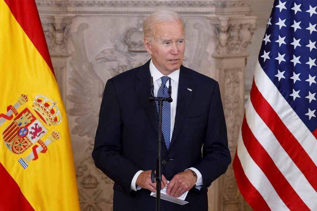 US-Präsident Joe Biden spricht während seines Treffens mit Spaniens König Felipe VI. im Königspalast vor dem NATO-Gipfel in Madrid, Spanien, am 28. Juni 2022.
