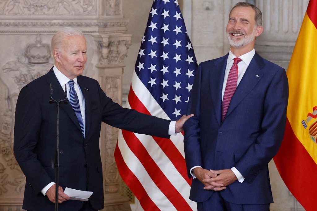 Spaniens König Philipp VI. lacht über einen offensichtlichen Witz von Präsident Joe Biden.
