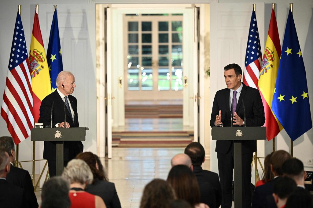 US-Präsident Joe Biden (links) und der spanische Premierminister Pedro Sanchez geben nach einem Treffen im Moncloa-Palast in Madrid am Rande eines Gipfeltreffens der Organisation des Nordatlantikvertrags (NATO) am 28.