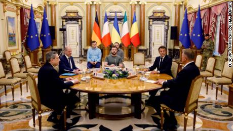 (vlnr) Der italienische Ministerpräsident Mario Draghi, der deutsche Bundeskanzler Olaf Scholz, der ukrainische Präsident Volodymyr Selenskyj, der französische Präsident Emmanuel Macron und der rumänische Präsident Klaus Iohannis treffen sich am 16. Juni 2022 zu einer Arbeitssitzung im Mariinski-Palast in Kiew. 